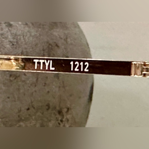 Quay - TTYL - Sleek Gold-Toned Square Sunglasses & Soft Snap-Close Case - VGUC - Picture 14 of 17